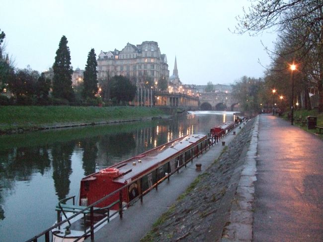 バースの町の夕暮れ。明かりがともり始めます。