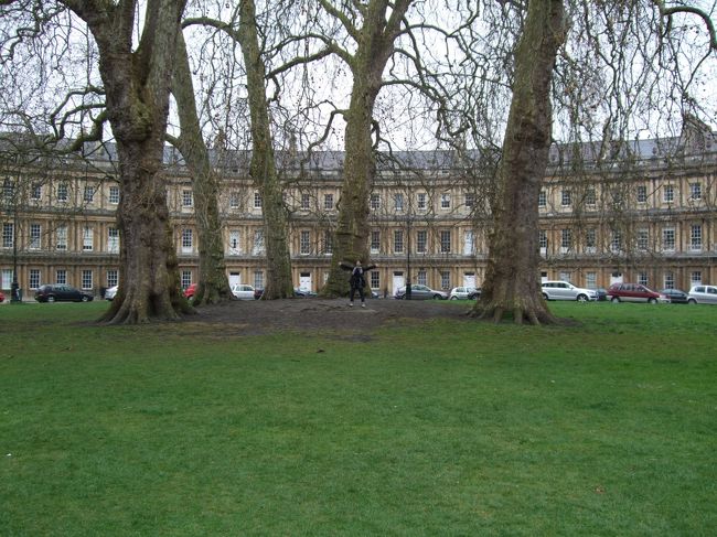 ロイヤルクレッセントに向かいます。<br />その途中にある広い円形の広場＆建物。<br />ここもなかなか見ごたえあります。