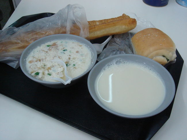 僕は温かく甘い豆漿とニラパン？を、妻は温かく塩っぱい豆漿と油条を注文。体にやさしい朝食です。