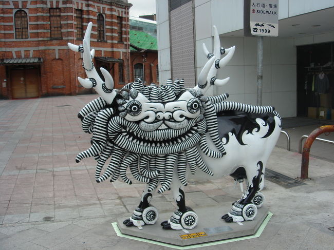 牛のモニュメントがあちこちに。