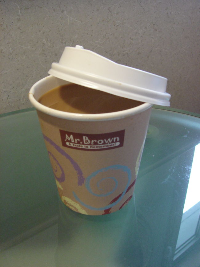 チェックアウト時間が迫ってきましたので、ホテルに向かいます。ホテルの目の前にある「伯朗珈琲館（MR.BROWN COFFEE）」に立ち寄り、台湾上陸後、初のコーヒーを購入。