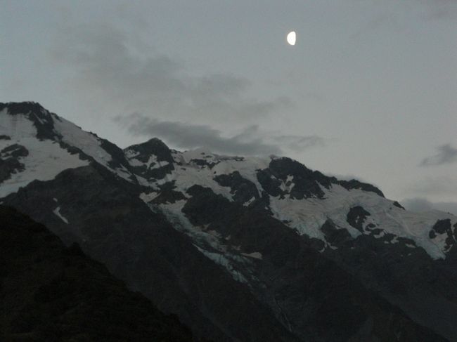 夕焼けを過ぎて月と山並み