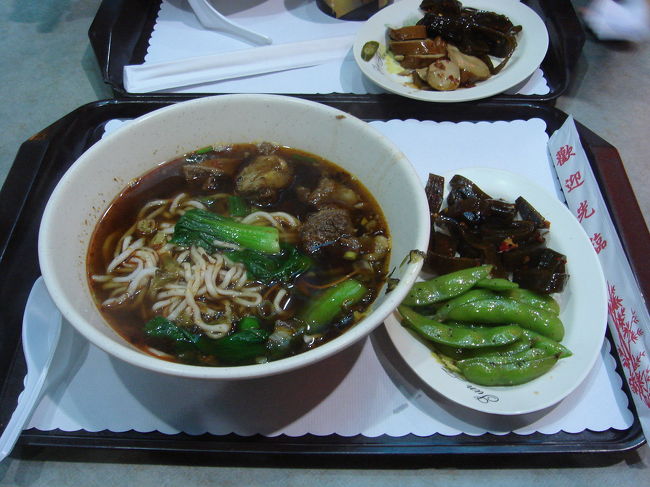 台北桃園空港・第２ターミナルにて。「台湾小吃」で牛肉麺セットを注文。