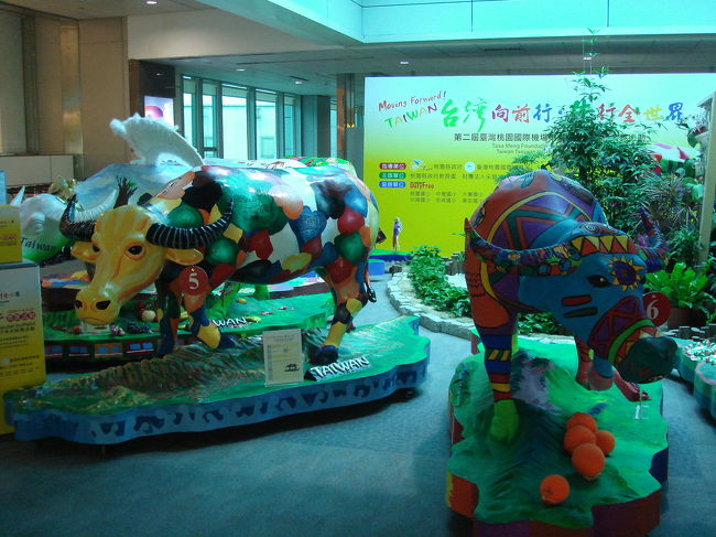 出国審査後、免税店エリアにも牛のオブジェがたくさん展示されています。さすが丑年！