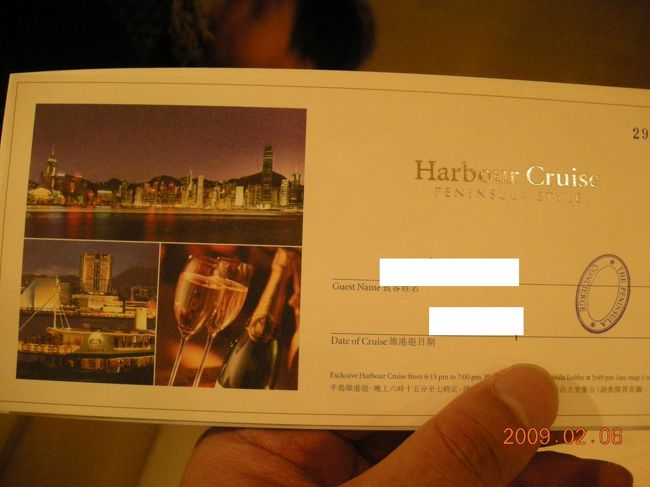 ハーバークルーズのお誘いを受けたので、３人で参加しました。１７：４０ごろ集合し、ホテル脇に止まっていた２階建てバスでスターフェリー乗り場へ。バスはオープンデッキで気持ちよかった。