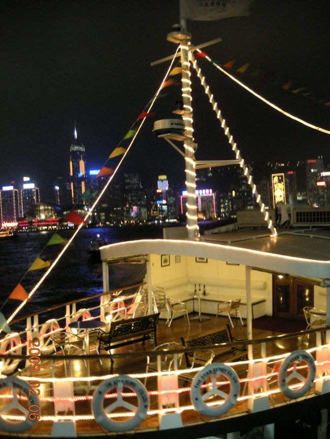 船は貸し切り。大人はシャンパンのハーフボトル、子供にはオレンジジュースを頂きました。出航時はやや揺れ、ボトルを落としてしまった…。