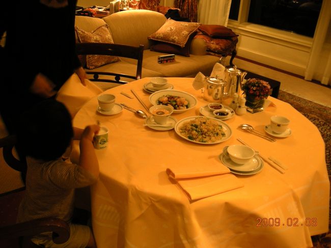 部屋に戻り、ルームサービスを頼みました。炒飯と、アスパラガスと蝦の炒め物、マンゴープリン。<br />高級店で子供がいると、周りを気にしてしまい、落ち着いて食事ができません。部屋での食事なら、少しくらい叫んでも大丈夫なので、こちらもリラックスしておいしい夕食を楽しみました。