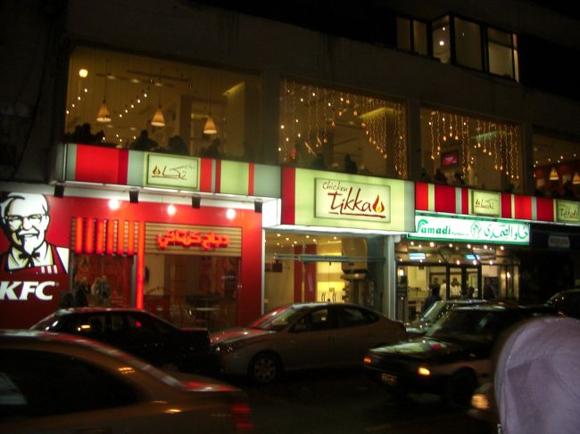 自宅から徒歩圏内のレストランへ。<br />KFCじゃなく。