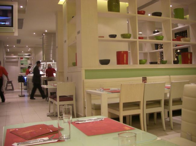 とってもとってもキレイなレストラン！<br />エジプトも最近じゃスゴイ。<br />もちろん、地元民ばかりで日本人は私と友人のみ。