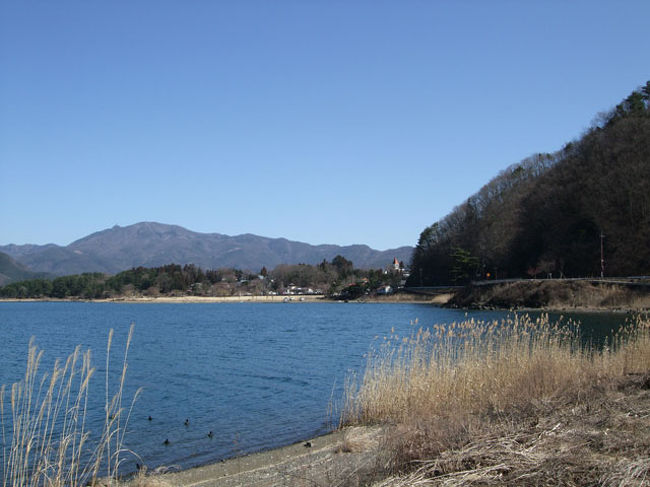 もう少し西に行きました。<br />河口湖の南西になります。<br />先程見た道の駅「かつやま」が見えます。