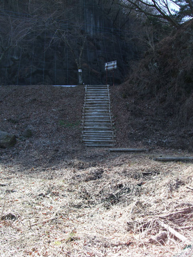 この階段をMTBを担いで上がりました。