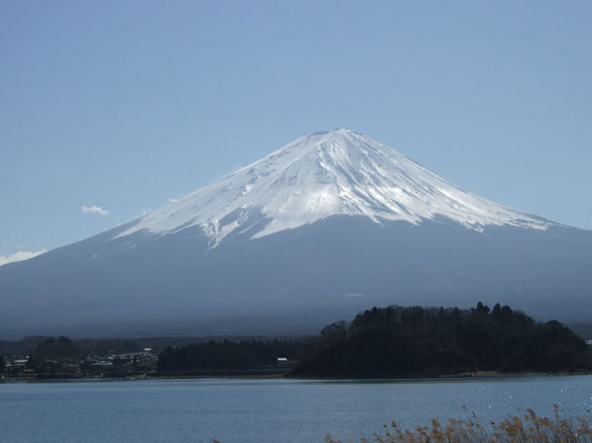 モニュメントの南側から。
