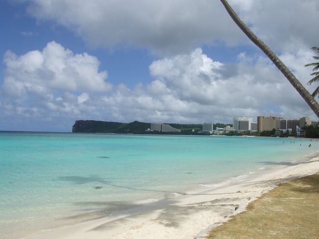 宿泊したフィエスタホテルのまん前にある海です！<br /><br />綺麗すぎっ！<br /><br />海入ると浅瀬は貝があってちょっと痛いですが、腰まで入るところまでくれば魚がいたり、普通に泳げます♪