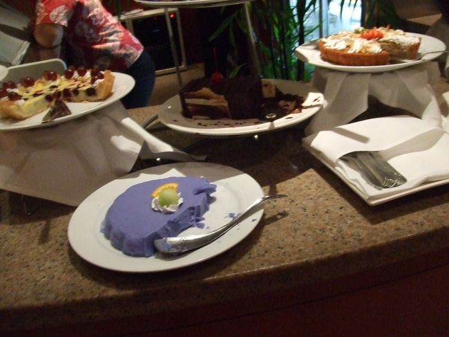 フィエスタホテルのワールドカフェでディナーです。<br /><br />＄２２でした！<br />安くて、おいしくて、サラダや魚介やお肉などもあって、しかもビュッフェなので大満足でした(^ω^)<br /><br />紫の物体は、ココナッツ味のプリンみたいなものでした。