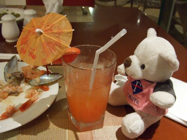 トロピカルジュースです！<br /><br />アルコールが入った方はフィエスタのくまさんが付いて＄９ぐらいでした♪<br /><br />おいしかった〜<br />南国行ったら絶対飲もうと思ってました！