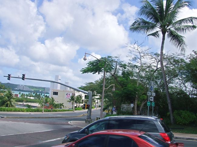 Ｋマートからホテルへ戻る道で撮りました！<br /><br />グアムの横断歩道って焦りますね