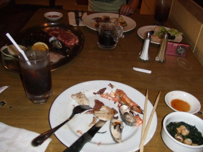 sail's BBQでもディナーを食べました。<br /><br />レギュラーBBQは＄４８でした(^■^）<br />鶏肉、牛肉、牡蠣、ムール貝、エビ、ロブスター、白身魚、野菜とサラダバーでした。<br />全部とてもおいしかったです！牛肉とか予想外のおいしさでした笑<br />サラダバーのとこにお味噌汁もありました！<br />店員さんも優しいですよ♪<br /><br />ザ・プラザのちょっと奥行った海沿いのとこにありました！