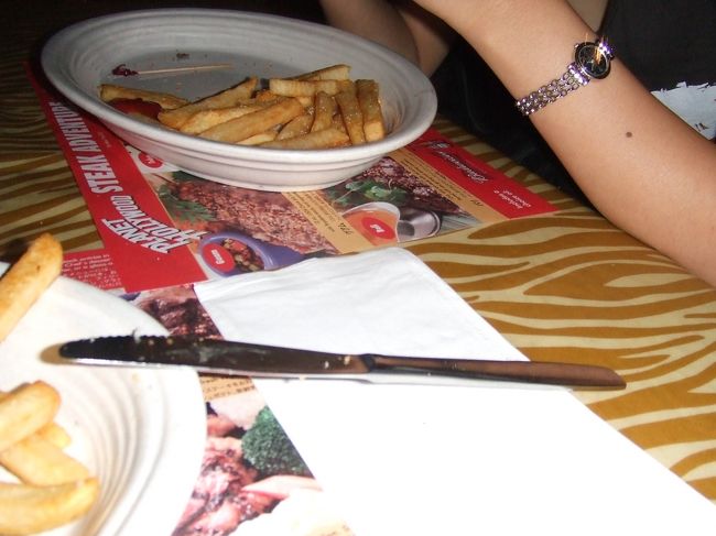 PLANET HOLLYWOODでも食べました！<br /><br />ポテトとハンバーガーです。<br />おいしくて、さすがのボリュームでした！<br />冷房効きすぎで寒かったです(′・ω・)