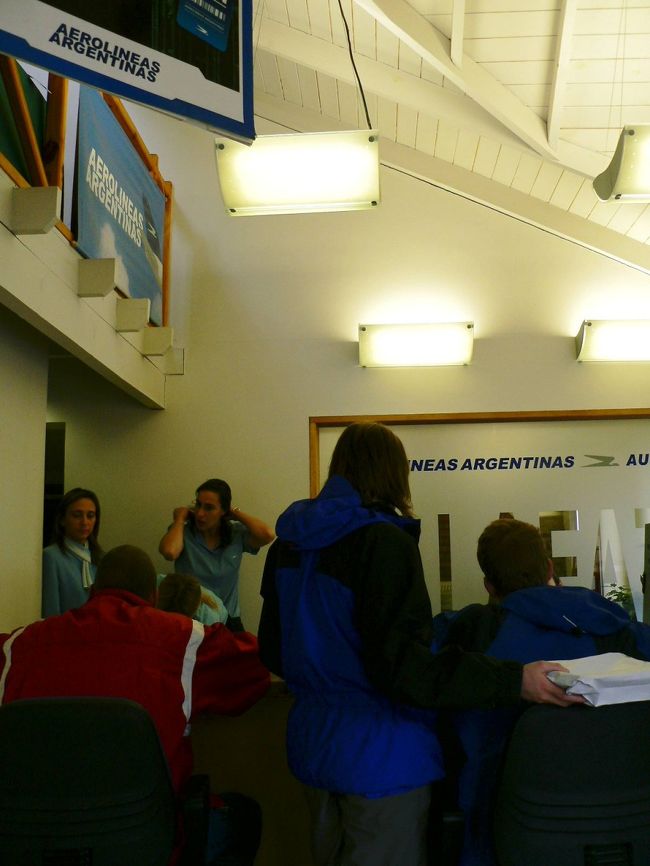 ウシュアイア行き航空券を買った旅行会社。大勢の人が順番を待っていた。<br /><br />