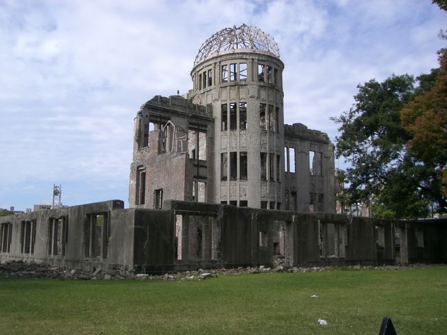 初めて自分の目で見た原爆ドーム！<br /><br />この建物に（しかも中に人がいる状態で）原爆が<br /><br />落ちたなんて考えられない。。<br /><br />