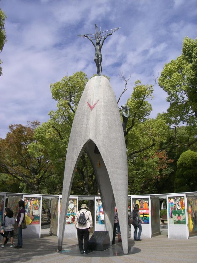 折鶴がたくさん！<br /><br />こうゆうの見ると、人ってあったかいとか思う。