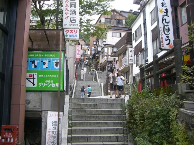 まさに石段通り！<br /><br />こうゆうのが続く☆<br /><br />お土産やさんもあります♪