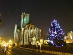 ■聖ニコラス教会

教会背後の広場に大きなクリスマスツリー