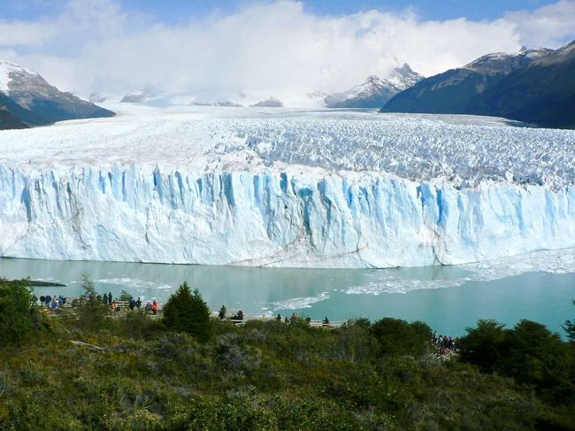 先端部の幅５Ｋｍ、高さ６０−１００ｍという巨大なペリト・モレノ氷河。