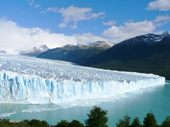 先端部の幅５Ｋｍ、高さ６０−１００の巨大なペリト・モレノ氷河。