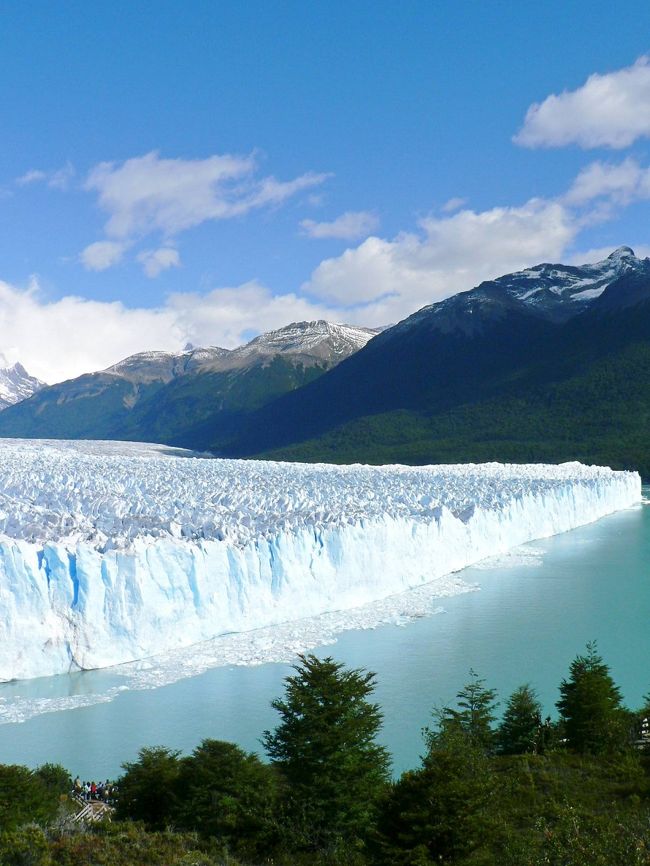 先端部の幅５Ｋｍ、高さ６０−１００の巨大なペリト・モレノ氷河。