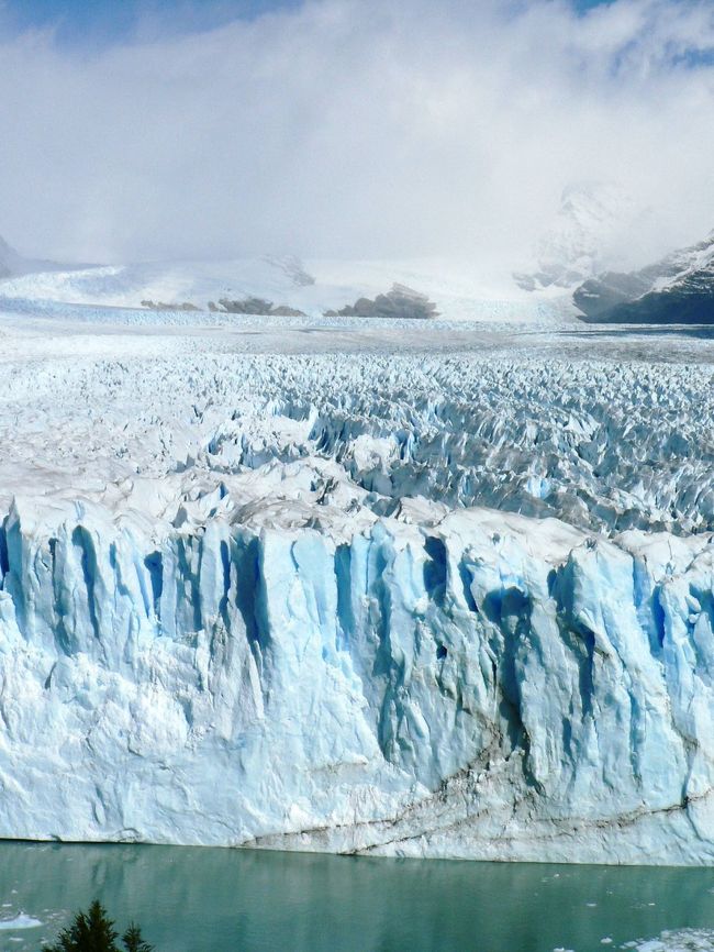 氷河に面する展望台から見る雄大なペリト・モレノ氷河。