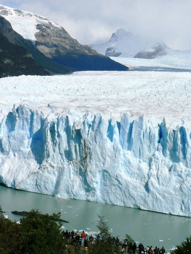 氷河に面する展望台から見る雄大なペリト・モレノ氷河。