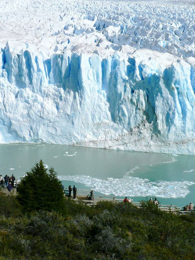 冬季に入った３月１９日だったが６０ｍの壁全体が崩れ落ちる大規模な崩落もみることができた。パチパチと打ち上げ花火のような音のあと、ドーンと雷鳴のような大音響とともに氷が崩れ落ち水しぶきには虹がかかり小津波が５００ｍ離れた展望エリアに押し寄せて来た。ものすごい迫力だった。