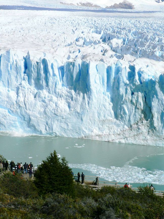 氷河崩落の瞬間。写真の左に水しぶきがあがった。