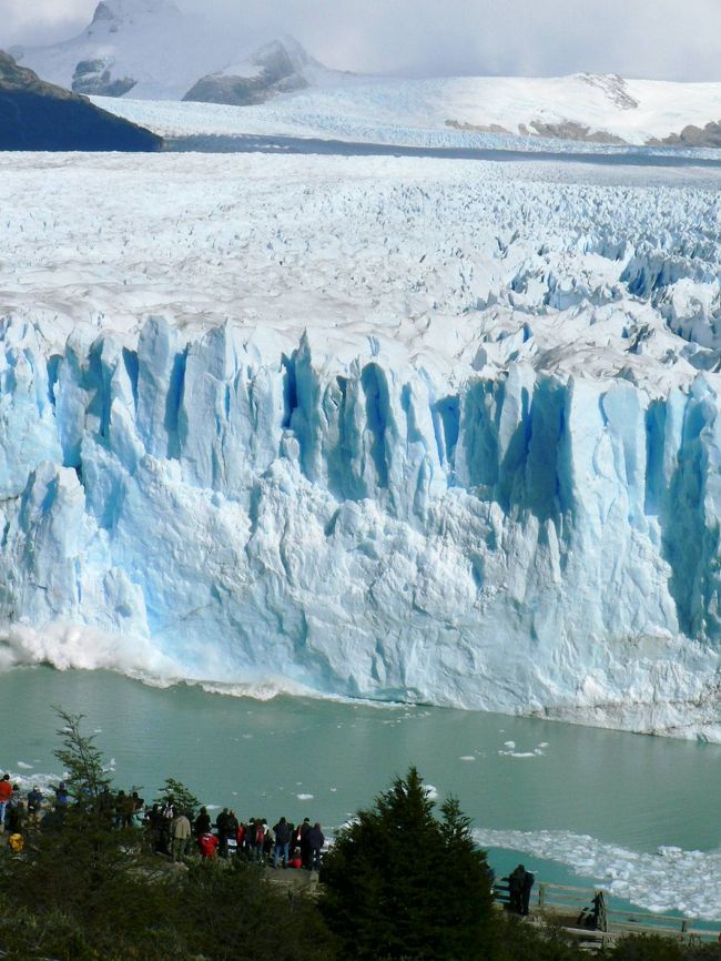 氷河崩落の瞬間。写真の左の水しぶきは大きく広がる。<br /><br /><br />