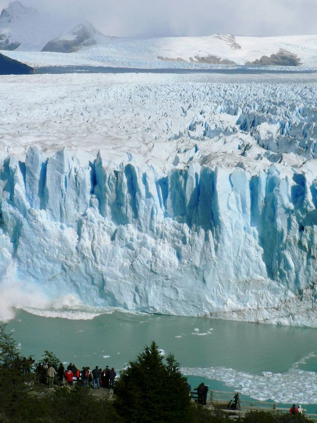 氷河崩落の瞬間。写真の左に水しぶきが広がると同時に小さな津波が押し寄せて来る。<br /><br /><br />