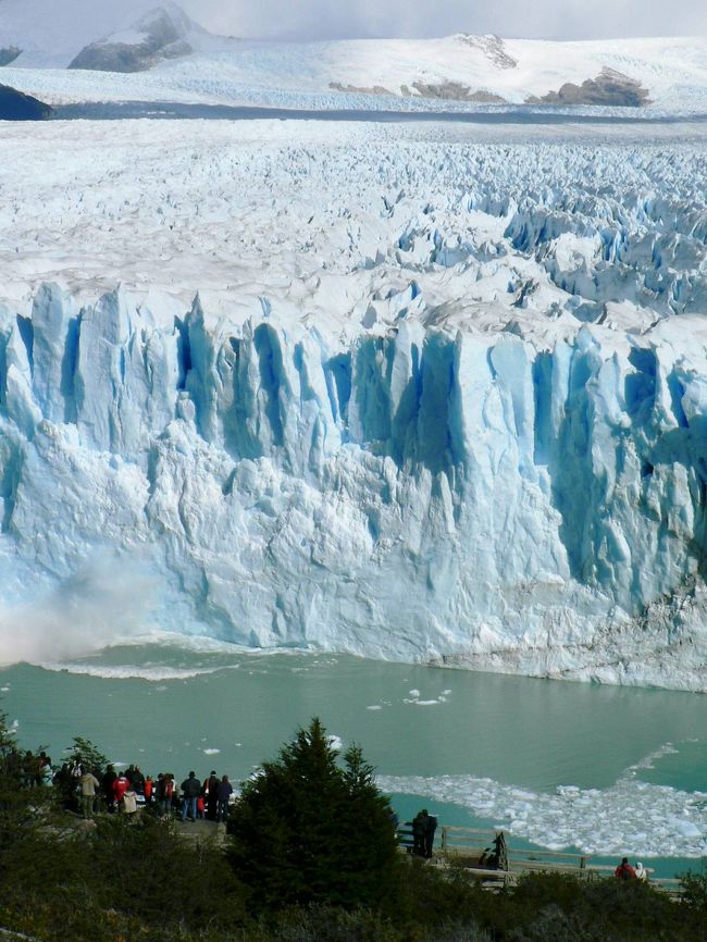氷河崩落の瞬間。写真の左に水しぶきが広がると同時に小さな津波が押し寄せて来る。<br /><br /><br />
