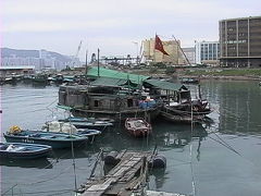 バスからの景色を楽しみながら鯉魚門に到着。三家村避風塘に停泊してる水上生活船が雰囲気良い漁港。