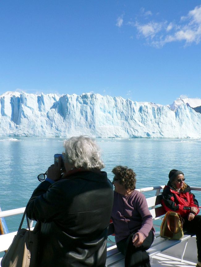 観光船からペリト・モレノ氷河を観賞する人達。<br /><br /><br />