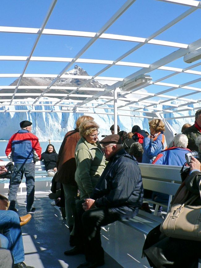 観光船からペリト・モレノ氷河を観賞する人達。<br /><br /><br />