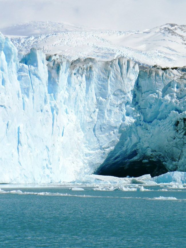 観光船から見るペリト・モレノ氷河。ペリト・モレノ氷河には洞窟のような部分も見られる。<br /><br />