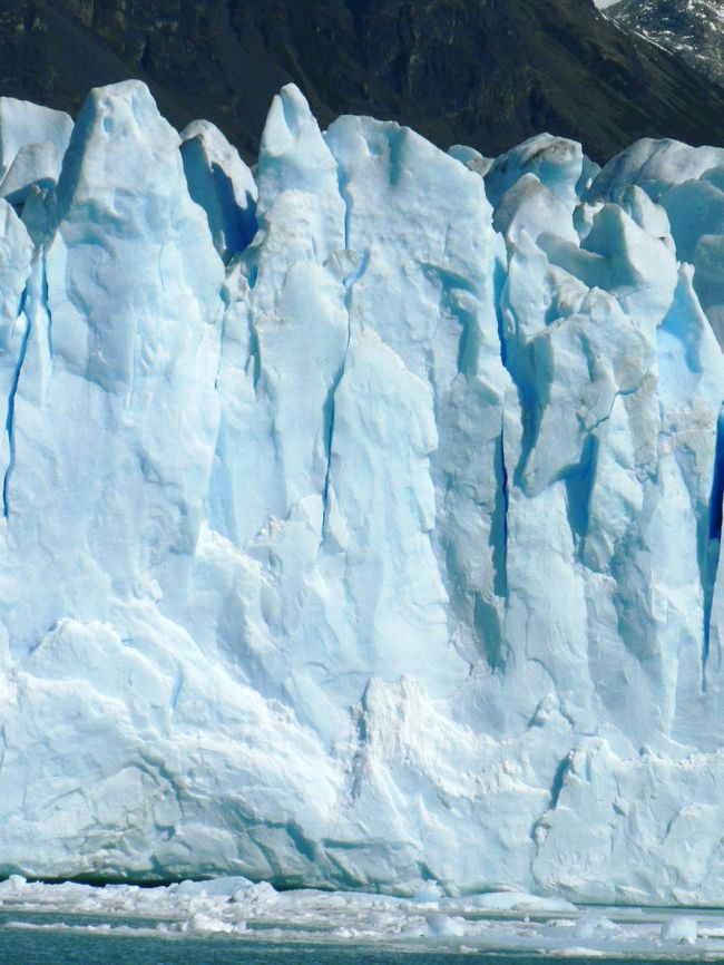 観光船から見るペリト・モレノ氷河の針のように尖った氷。<br />	<br />