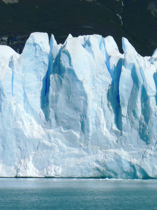 観光船から見るペリト・モレノ氷河の針のように尖った氷。