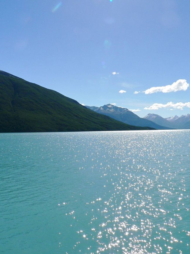 ペリト・モレノ氷河が流れ込む湖から見る光景。山並みが美しい。<br /><br />