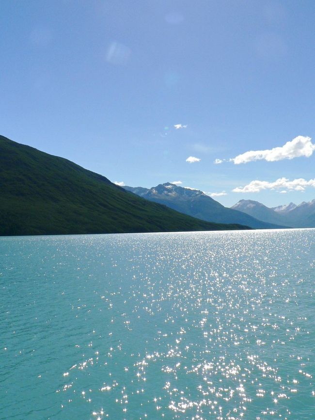 ペリト・モレノ氷河が流れ込む湖から見る光景。山並みが美しい。<br /><br />