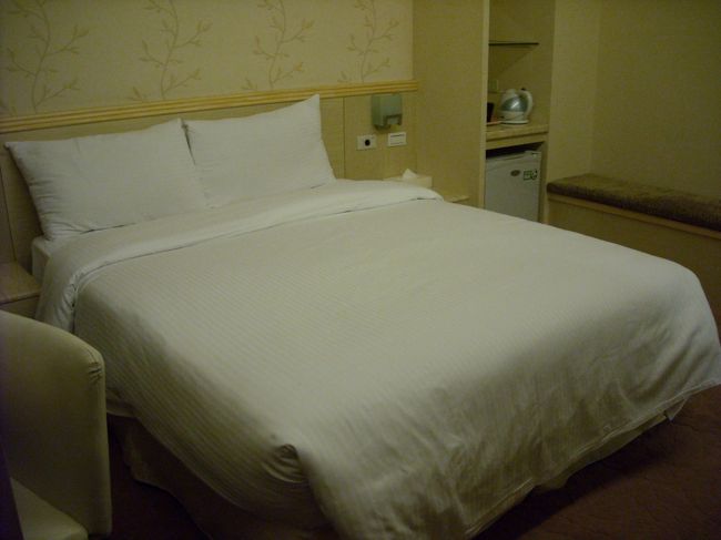 １日目の到着は夜だったので、そのままホテルへ直行。<br />その名も「SAY LOVE HOTEL」。名前は怪しいけど、ちゃんとした新しくてキレイなホテルです（汗<br />周りはカップルだらけだったけども…<br />お値段は約4500円。