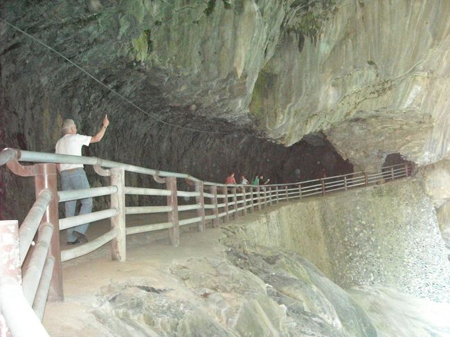 九曲洞。<br />遊歩道になっていてタロコ最大の見所。<br />なにげにハンガリー人のおじさんピースしてくれてます☆