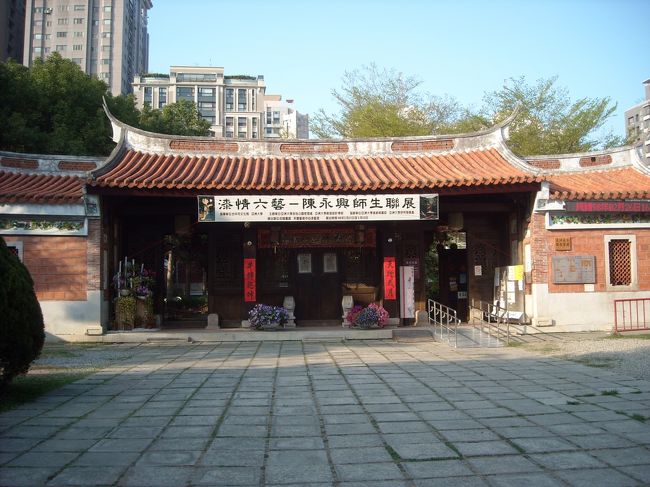 ホテル隣の民族公園へ。<br />入場料５０元なんだけど、受付の人がいない。。。