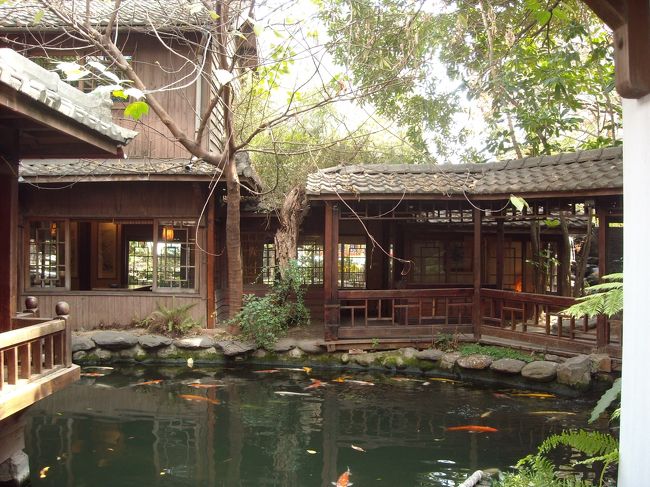 店内に池があって鯉が泳いでます。