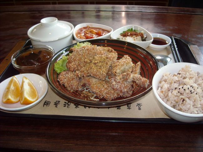 注文したカツ定食。<br />約７５０円。<br />すっごいボリューム。。<br />でもおいしかった！